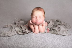 Lieblingsbild Babyfotos Graz Familienfotos Anna Babyfotografin Stolz Newbornshooting 1
