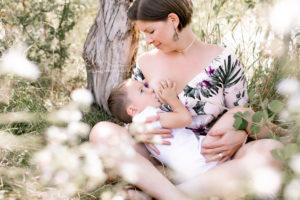 Lieblingsbild Babyfotografie Graz Stillfotos stillende Mutter Babyfotografin Stolz Tanja