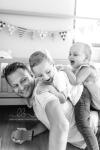 Lieblingsbild Babyfotos Graz Familienfotos Familyshooting Homestory Familienbilder Stolz Babyfotografin Graz Steiermark 10