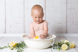 Lieblingsbild Babyfotos Graz Zitronenbad Jakob 9