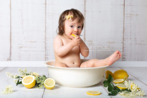 Lieblingsbild Babyfotos Graz Zitronenbad Leah 7