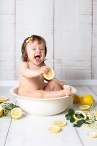 Lieblingsbild Babyfotos Graz Zitronenbad Leah 9