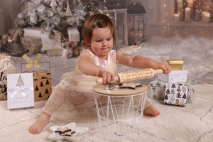 Lieblingsbild Babyfotos Graz Weihnachtsfotos Weihnachtsshooting Weihnachten Steiermark Fotografin Kekse backen Weihnachtsbaeckerei