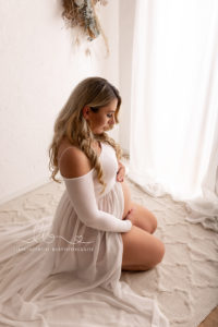 Lieblingsbild Babyfotos Graz Babybauch Babybauchfotos Babybauchshooting Steiermark Babyfotografin Studiofotografie